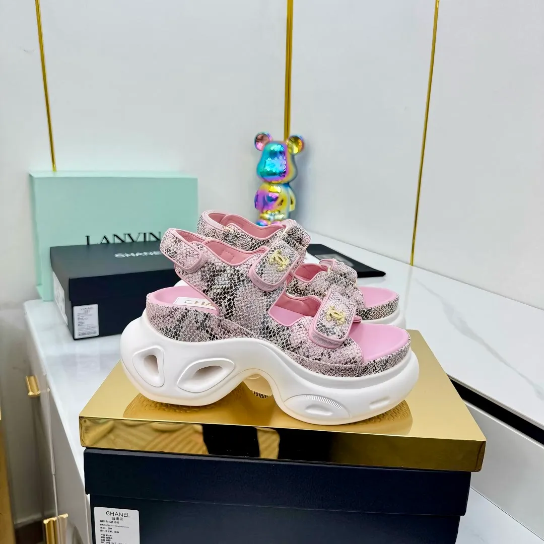 👟👟Ex-factory price 680👟👟 Top version... Chanel｜Chanel Xiaoxiang Velcro Beach Slippers Slippers Casual Beach Shoes 25ss Spring and Summer New Style! Beach shoes are a hit all over the internet! The latest model from the counter, I am still willing to buy it on my feet. It must be ranked among the most popular models. It is invincible in all seasons. Various bloggers and Internet celebrities can see the matching styles. Highly recommended. Pearlescent sheepskin upper, sheepskin lining, suede for feet. Original open-molded TPU outsole size: 35-40 (customized for 40 and 41). Full set of original packaging 👉 👉 👉 👉 👉